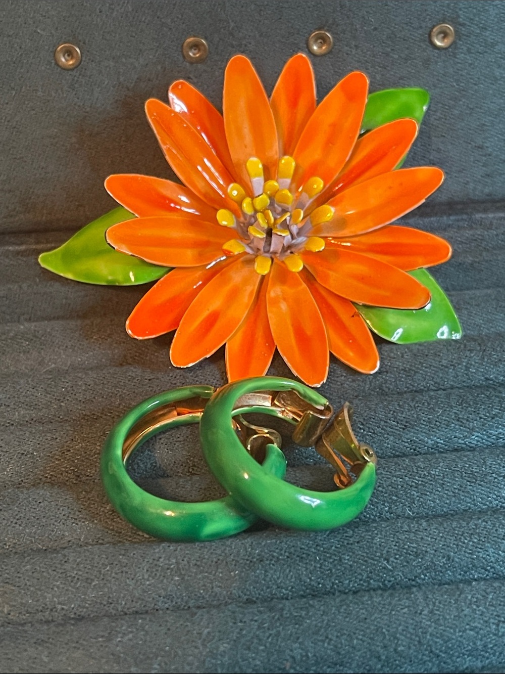 Vintage Metal Enamel Flower Brooch & Green Enamel Hoop Clip On Earrings - Picture 11 of 11